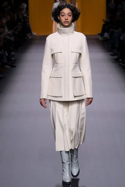 Look 10